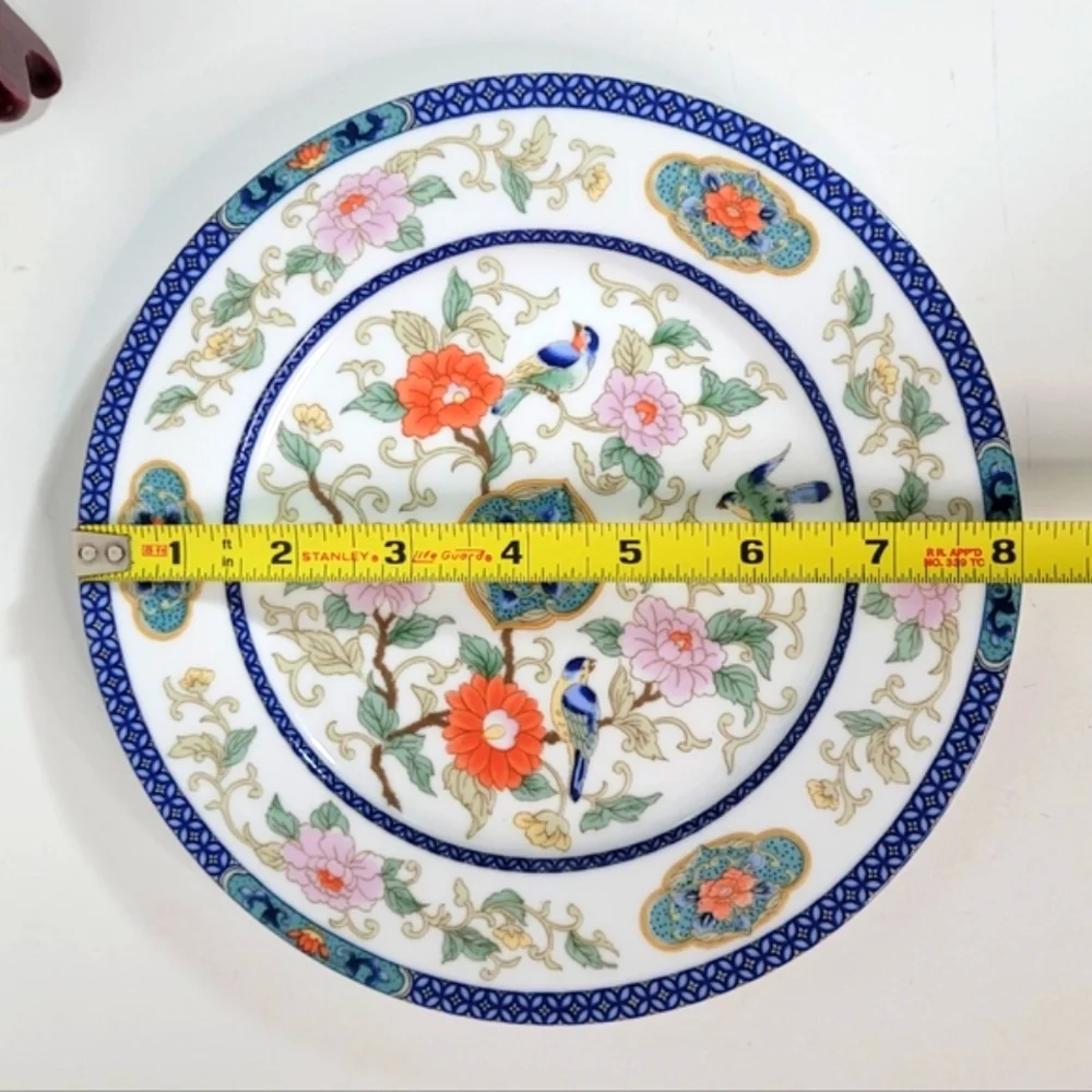 Distinctive Settings Ming Pattern Fine Porcelain Plates Lot of Two 8